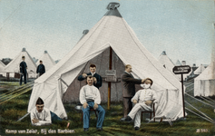 16165 Afbeelding van twee kappers bij een tent in het Kamp van Zeist te Zeist, bezig met het scheren en knippen van ...